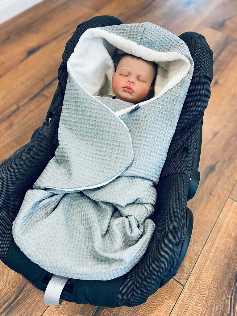 Einschlagdecke für Babysitz und Babyschale, weiche und warme Decke aus dem Sortiment von Mein Shop, perfekt für unterwegs.