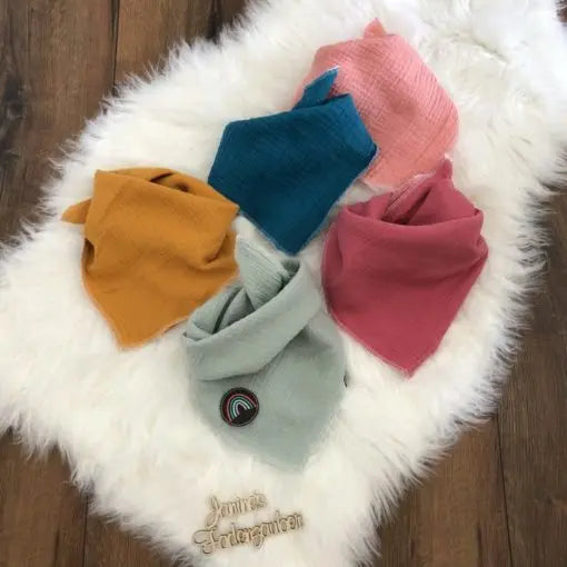 Weiches Musselin-Dreieckstuch von Mein Shop, variierende Farben, ideal für Babys, mit angenehmer Textur und weichem Stoff.