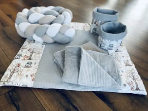 Wickelauflage in schlichter Gestaltung, Teil eines Sets für Babys, auf einer Wickelkommode.