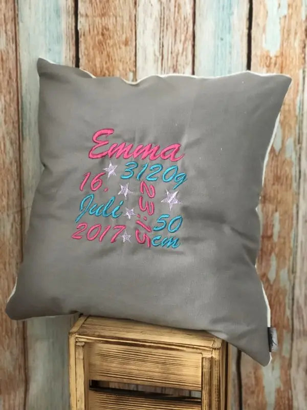 Personalisiertes Kuschelkissen von Mein Shop mit individuell gestaltbarem Bezug und weicher, plüschiger Oberfläche.