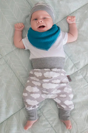 Weiches Musselin-Dreieckstuch von Mein Shop, variierende Farben, ideal für Babys, zeigt das vielseitige Design und die weiche Textur.