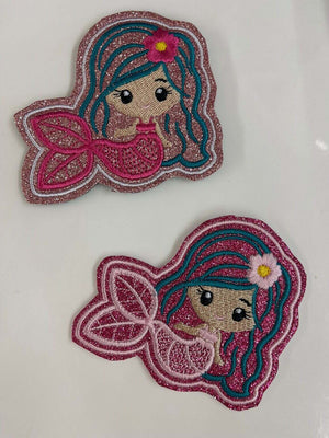 Bunter Schulranzen Anhänger mit Klettie, Magnet oder Aufnäher zum Anbringen auf Schulranzen oder Schultüte, variabler Stil.