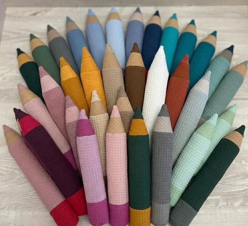 Großes, personalisiertes Kissen in Form eines Bleistifts, ideal zum Einkuscheln, von Mein Shop gefertigt.