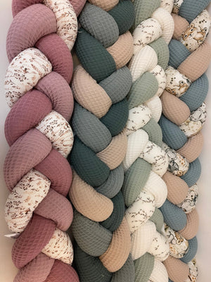 Bildergalerie Bettschlangen von Mein Shop, einfache Wanddekoration mit schlangenförmigem Design, in neutralen Farben.
