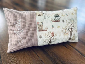 Weiches Babykissen von Mein Shop, individuell zusammengestellt, mit bunten Stoffmustern und weicher Füllung, für sicheren Komfort.