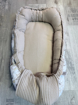 Weiches Babynestchen von Mein Shop, individuell konfigurierbar, schützt das Baby im Bett, mit bunten Stoffen und gepolsterten Seiten.