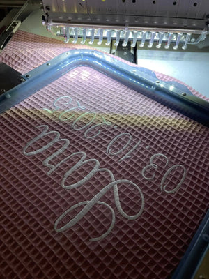 Weiche Babydecke mit personalisiertem Namen, kuscheliges Textil in hellen Farben, perfekt für Neugeborene und kleine Babys.