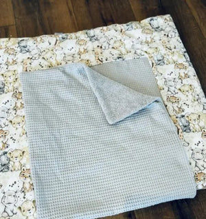 Weiches Frotteetuch für Wickelauflage in verschiedenen Farben, geeignet für Babys und Wickelstationen.
