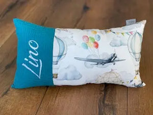 Individuell zusammengestelltes Baby-Kissen von Mein Shop, weiche Textur und buntes Design, perfekt für Neugeborene und Kleinkinder.