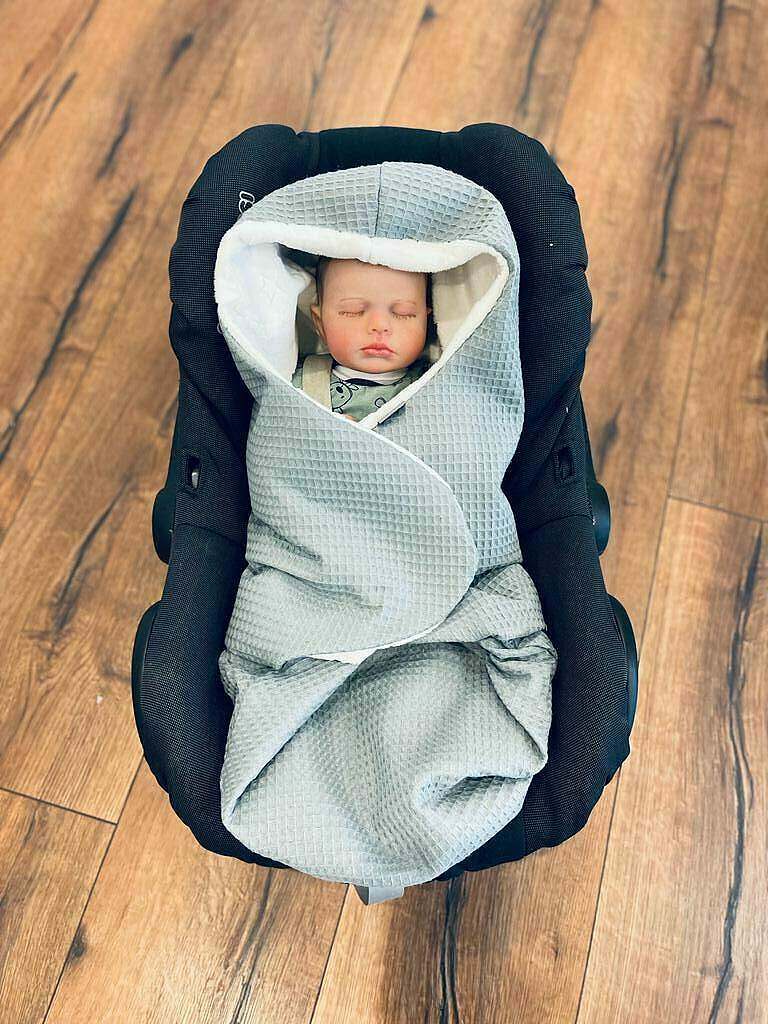 Einschlagdecke für Babysitz oder Babyschale, weiches Material, in neutraler Farbe, schützt und wärmt den kleinen Passagier.