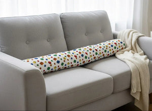 Schlichte BILDERGALERIE Bettschlangen in neutralem Design, ideal für Kinderzimmer, auf einem hellen Bett platziert.