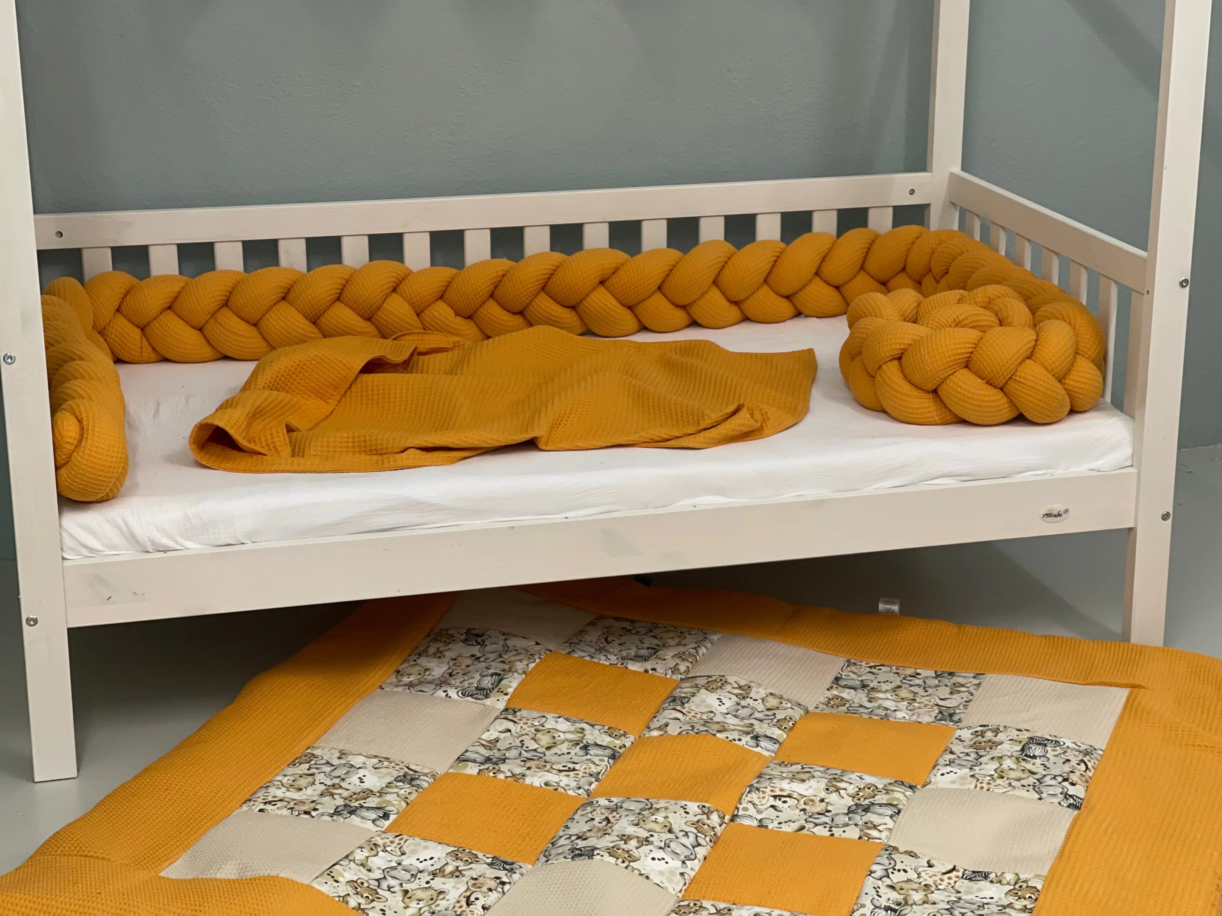 Schlichte Bettschlangen von Mein Shop in verschiedenen Farben, perfekt für Kinderzimmer, aus weichem Material.