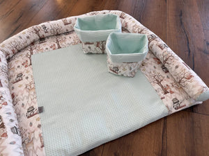 Ein schlichtes Wickelauflagen-Set von Mein Shop, mit weichem Stoff und praktischer Oberfläche für Babys.