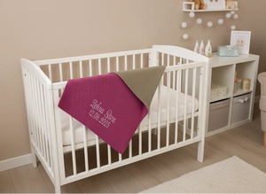 Weiche Babydecke von Mein Shop in Pink und Beige mit Name, aus kuscheligem Fleece für Neugeborene und Babys.