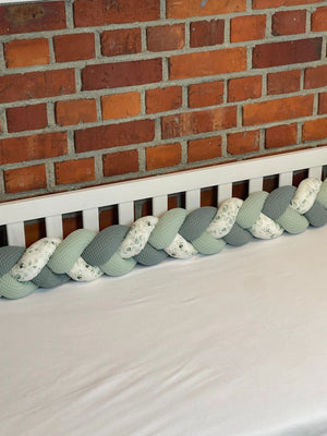 Einfache Bettschlange von Bildergalerie, weiches Stoffdesign in neutralen Farben, ideal für Kinderbetten und Schutz.