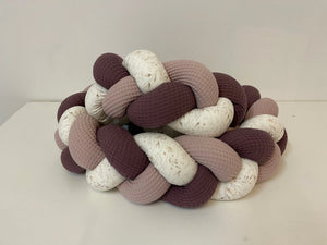 Dezente Bettschlange in Altrosa und Aubergine mit Blumenmuster, ideal für Kinderzimmer, von BILDERGALERIE.