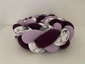 Bettschlange mit Pfingstrosen- und Fliedermotiv in Aubergine, einfache Bettdekoration, von Mein Shop
