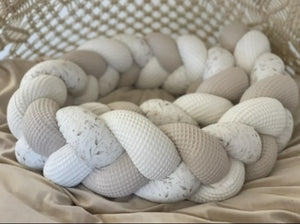 Weiße Bettschlange mit dezenten Blumenmuster, aus der BILDERGALERIE von Mein Shop, ideal für Kinderzimmerdekoration.