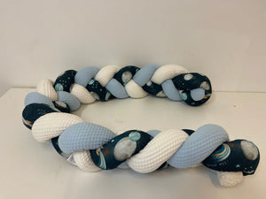 Weiße Bettschlange mit Weltall- und Rauchblau-Motiv, bequem für Babybetten, von BILDERGALERIE, einfache Gestaltung