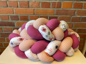 Geflochtene Bettschlange mit Rehen, Beeren und Lachsfarben, ideal für Babybett oder Kinderzimmer, von Mein Shop.