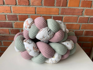 Geflochtene Bettschlange mit Waldtiere-Design in Altrosa und Altmint, ideal für Babyzimmer, von Mein Shop.