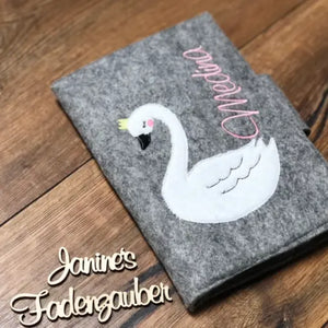 Gestickte U-Heft-Hülle in verschiedenen Designs, weiche Textur und kindgerechtes Muster, ideal für den Kinderwagen.