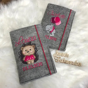 Bestickte Zeugnishülle von Mein Shop mit individuellem Wunschdesign, robuste Hülle für Schulzeugnisse, Nahaufnahme des Designs