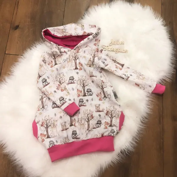 Weißes Pullikleid mit Waldtiere-Design, weich und bequem, ideal für Kinder, von Mein Shop.