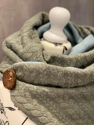Grüner Wickelschal im Dreieckstuch-Design, einfaches Modeaccessoire, sichtbare Wickeltechnik, für Damen und Herren