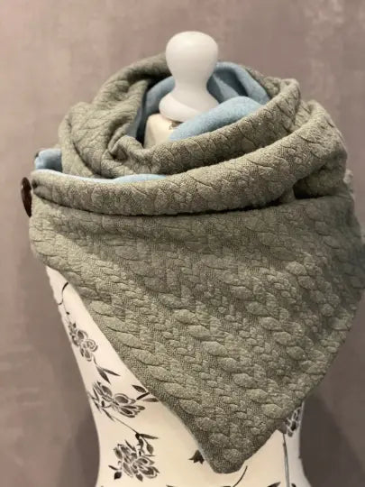 Grüner Wickelschal in Dreiecksform, einfaches Design, aus weichem Stoff, perfekt für stilvolle Herbst- und Winteroutfits