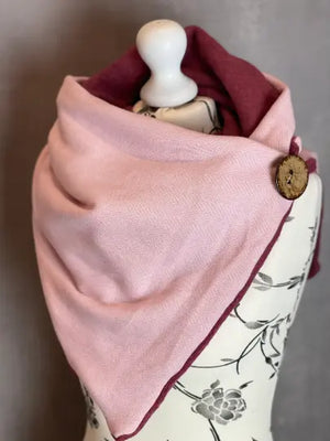 Rosa Fischgrät-Wickelschal im Dreieckstuch-Design, einfaches modisches Accessoire, zeigt das Muster und die Textur.