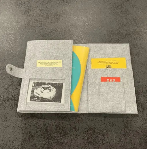 Bestickte U-Heft-Hülle aus verschiedenen Stoffen, individuell gestaltet und handgefertigt für nachhaltigen Schutz des Kinder-U-Hefts.