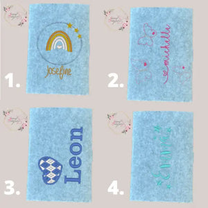 Bestickte U-Heft-Hülle in verschiedenen Designs, aus weichem Material, schützt das Kinder-U-Heft stilvoll.