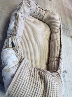 Nestchen für Babybett, individuell konfigurierbar, weicher Schutz und Bettnestchen, in verschiedenen Farben und Designs.