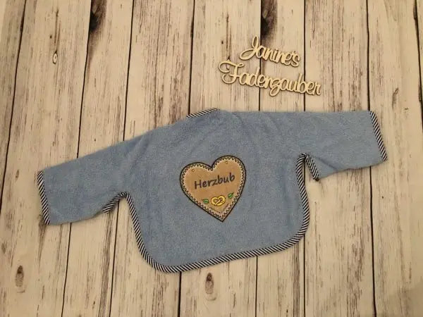 Ärmellätzchen Herzbub von Mein Shop, variabler Stil, mit Herzmotiv, geeignet für Babys, auf hellgrauem Hintergrund fotografiert