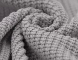 Heller grauer Wickelschal aus Strickware, variabler Stil, für warme, stilvolle Winteroutfits, von Mein Shop.