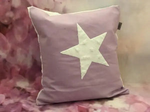 Personalisierte Kuschelkissen mit weicher Textur, variierende Designs, ideal zum Kuscheln und Dekorieren.
