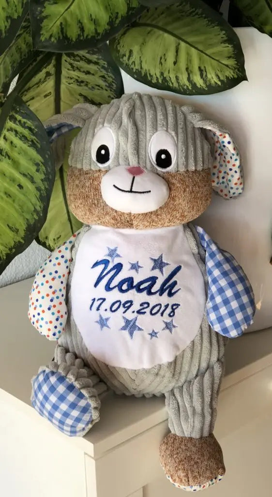 Blauer Harlequin Hase aus der Mein Shop Kollektion, variabler Kuscheltier mit buntem Muster, Nahaufnahme, weiches Material sichtbar