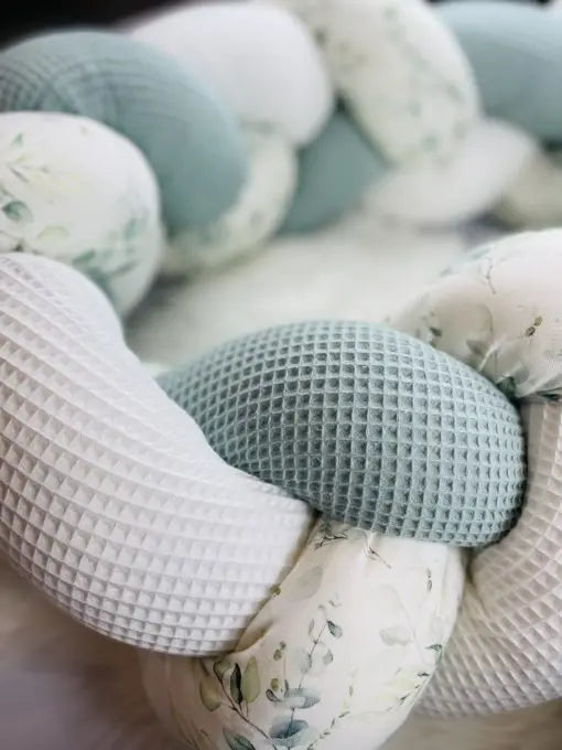 Geflochtene Nestchenschlange in Variationen, weiche Bettschlange für Babys, handgefertigt, in verschiedenen Farben und Designs.
