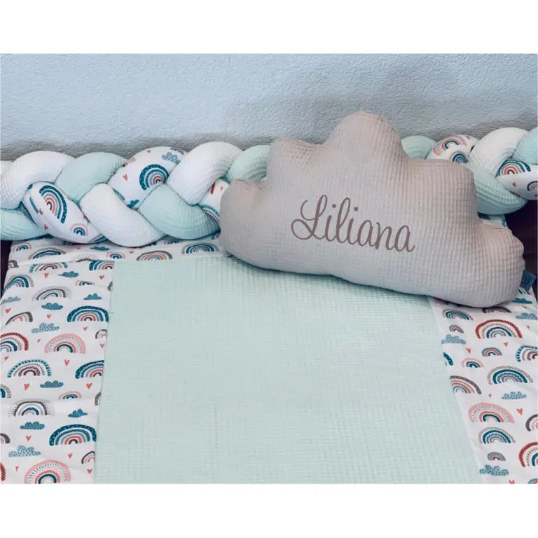 Weiches Babykissen in Mond- und Wolkenform mit Sternen, ideal für Neugeborene, von Mein Shop, auf heller Oberfläche liegend