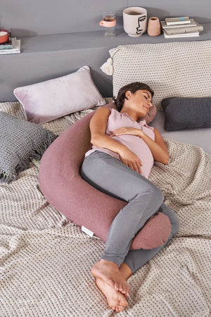 Schwangerschaftsstillkissen von Mein Shop mit individuellem Bezug, modell in Rückenlage, bequemes Kissen für Stillzeit und Schwangerschaft