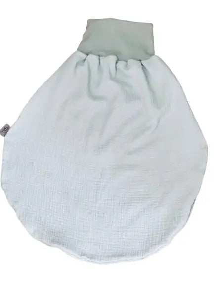 Weicher Musselin-Pucksack und Schlafsack von Mein Shop in Wunschfarbe, zeigt das gemütliche, vielseitige Baby-Schlafsack-Design.
