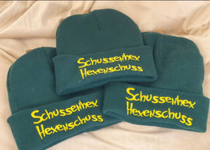 Beige gestrickte Beanie mit personalisierter Stickerei, warme Mütze im Schussenhex-Design, von Mein Shop gefertigt