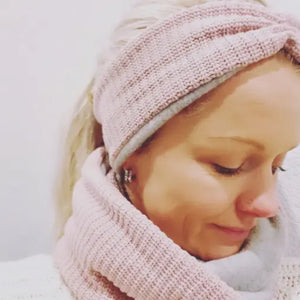 Weicher, altrosa Wickelschal aus Strick, variabler Stil, von Mein Shop, weich und warm, auf einem neutralen Hintergrund.