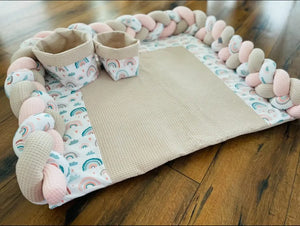 Wickelauflage in schlichtem Design, leicht abwischbar, für Babywickelstation, von Mein Shop, auf weichem Untergrund liegend