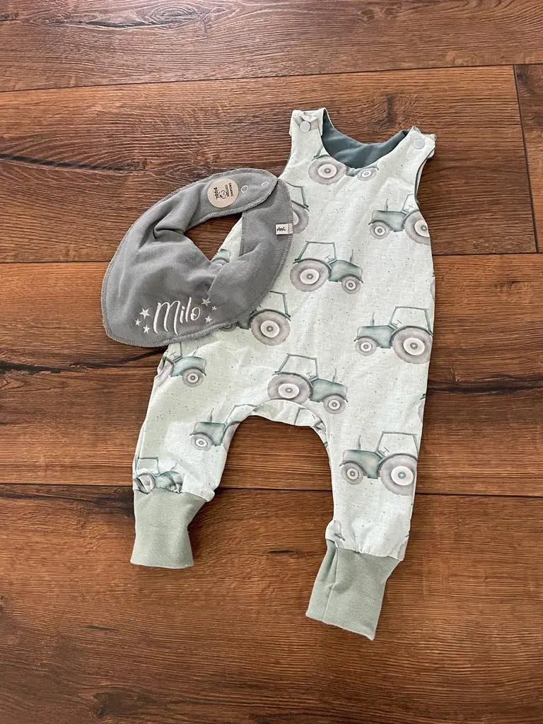 Baumwoll-Strampler mit Traktoren-Motiv für Babys, umweltfreundlich, in verschiedenen Größen, mit niedlichem Traktoren-Design.