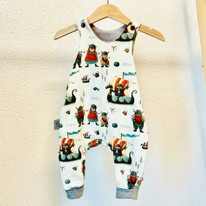 Bio-Wikinger-Strampler für Kinder, variable Größe, aus nachhaltiger Baumwolle, detailreiche Wikinger-Motive, bequemer Baby-Overall