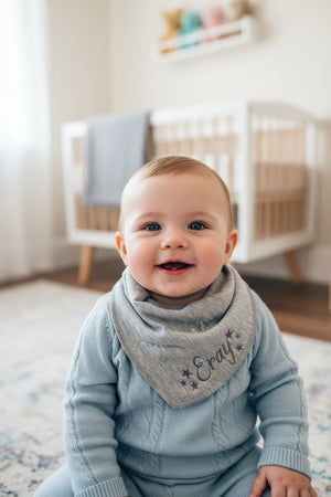 Dreieckstuch 'PIPPI' von Mein Shop, variabler Farbdesigns, weiches Material, ideal für Kinder und Babys, auf einem weißen Hintergrund.