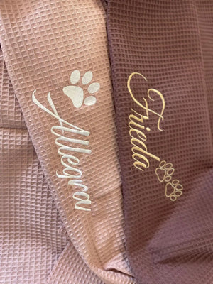 Personalisierte Hundedecke in Wunschfarben, weiche Sofadecke für Hunde, zeigt die farbige, bequeme Kuscheldecke.
