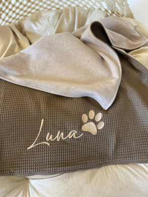 Personalisierte Hundedecke in Wunschfarben, weiche Sofadecke für Hunde mit individuell gestaltbarem Design.